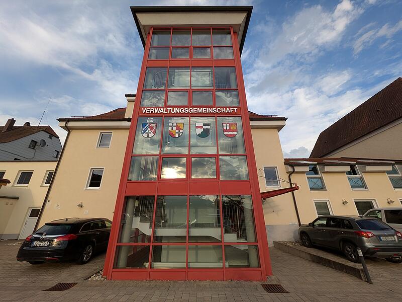 Verwaltungsgebäude der Verwaltungsgemeinschaft Bad Brückenau: Hier werden die Aufgaben für die Mitgliedsgemeinden koordiniert. Verwaltungsgebäude der Verwaltungsgemeinschaft Bad Brückenau: Hier werden die Aufgaben für die Mitgliedsgemeinden koordiniert.