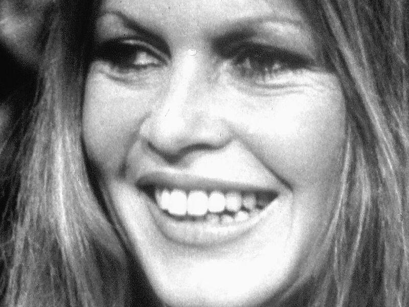 Die fr&uuml;he BB: Eine strahlende Sch&ouml;nheit 1974 w&auml;hrend Dreharbeiten f&uuml;rs Fernsehen.