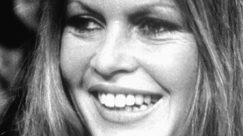 Die fr&uuml;he BB: Eine strahlende Sch&ouml;nheit 1974 w&auml;hrend Dreharbeiten f&uuml;rs Fernsehen.