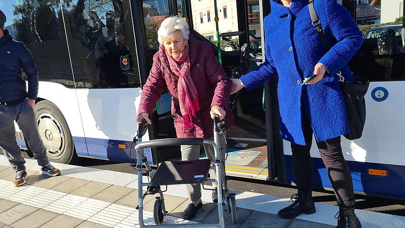 Ausstieg mit Rollator klappt: Gerda Hack (links) und Anneliese Iser sind zufrieden mit der neuen Bushaltestelle.Forchheim & Fr&auml;nkische Schweiz