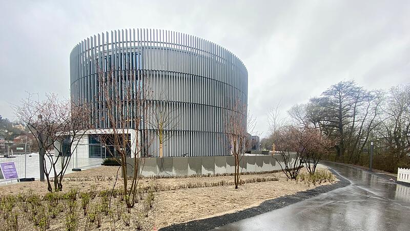 Die ersten Pflanzen vor dem Globe wurden gesetzt.