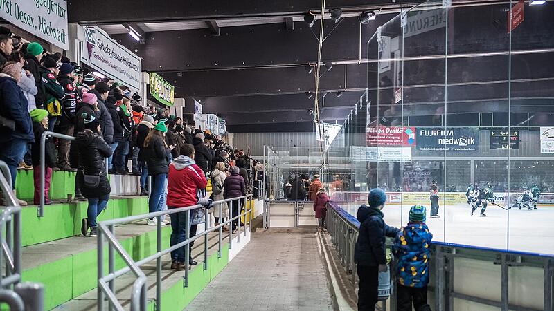 Am Übergang der baubedingt zurzeit verkleinerten Gästetribüne in Höchstadt wurde es zwischen Fans der Alligators und des SC Riessersee am Sonntagabend hitzig. Am Übergang der baubedingt zurzeit verkleinerten Gästetribüne in Höchstadt wurde es zwischen Fans der Alligators und des SC Riessersee am Sonntagabend hitzig.