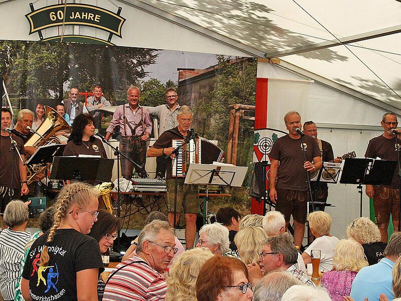 Drei Tage lang feierte der Schützenverein Wannigtal sein 60-jähriges Bestehen. Am Sonntagabend sorgten die Rhöner Rucksackmusikanten für Stimmung.