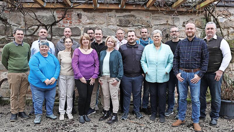 Dies sind die Kandidaten des &Uuml;WB Dormitz (hinten v. l.): Robert Polster, Martin F&auml;rber, Manuel Mirsberger, Markus Welte, Maximilian Menge, Erich Mirsberger, Johannes Singer, Markus M&uuml;ller, Alexander Singer; (vorne v. l.) Elke M&uuml;ller, Christa Detze...