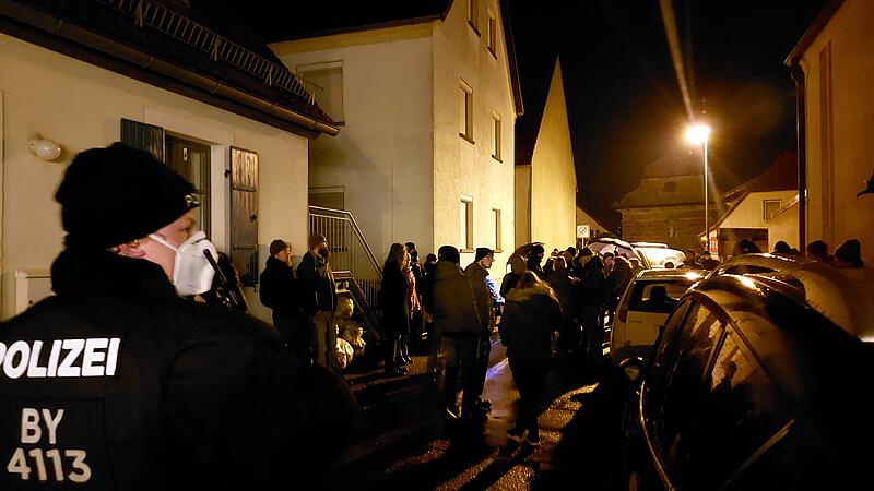 Die Gegner der Corona-Ma&szlig;nahmen hielten sich nicht an die vorgegebene Route und wurden am Ende von der Polizei mit einem Bu&szlig;geld belegt.