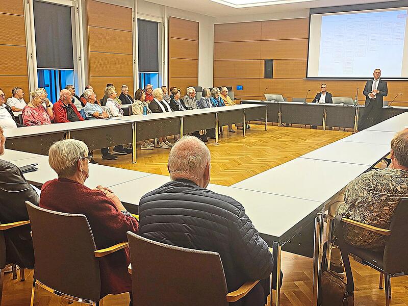 Landrat Mario G&ouml;tz (Bildmitte stehend) beim Neub&uuml;rgerstammtisch im Gro&szlig;en Sitzungssaal des Landratsamtes.Anita Schmitt