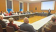 Landrat Mario G&ouml;tz (Bildmitte stehend) beim Neub&uuml;rgerstammtisch im Gro&szlig;en Sitzungssaal des Landratsamtes.Anita Schmitt
