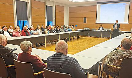 Landrat Mario Götz (Bildmitte stehend) beim Neubürgerstammtisch im Großen Sitzungssaal des Landratsamtes.Anita Schmitt Landrat Mario Götz (Bildmitte stehend) beim Neubürgerstammtisch im Großen Sitzungssaal des Landratsamtes.Anita Schmitt