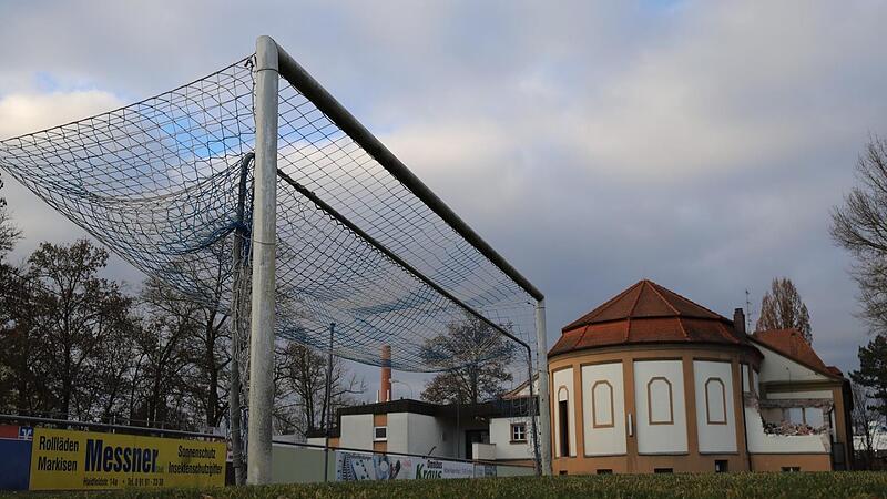 Während der Fußballbetrieb in der Bayernliga Nord noch still steht, haben die Abrissarbeiten auf dem Jahn-Gelände bereits begonnen.Forchheim & Fränkische Schweiz Während der Fußballbetrieb in der Bayernliga Nord noch still steht, haben die Abrissarbeiten auf dem Jahn-Gelände bereits begonnen.Forchheim & Fränkische Schweiz