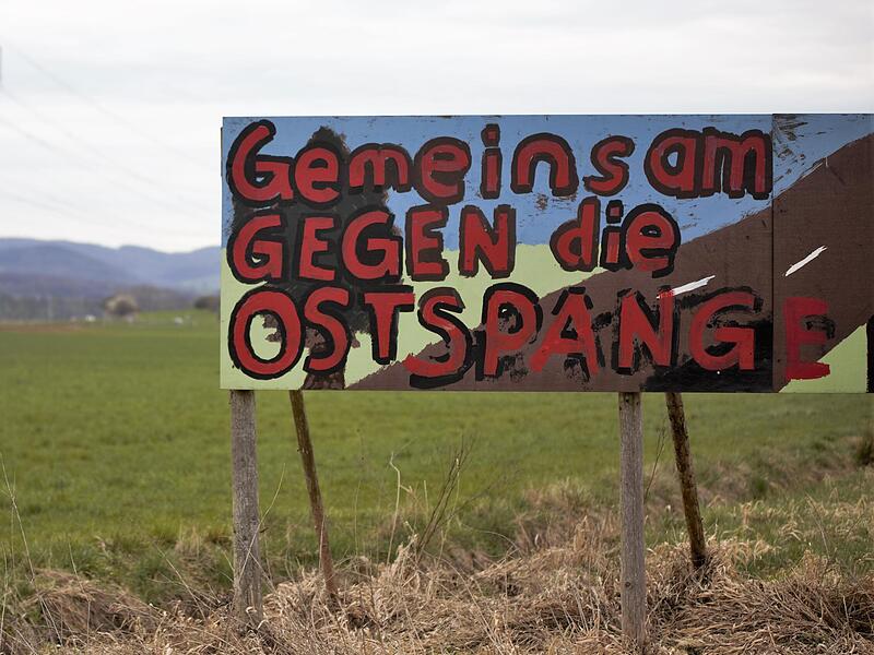 Entlang der jetzigen Verkehrsführung zwischen Forchheim-Süd und Reuth haben die Ostspangen-Gegner viele Plakate angebracht.Forchheim & Fränkische Schweiz Entlang der jetzigen Verkehrsführung zwischen Forchheim-Süd und Reuth haben die Ostspangen-Gegner viele Plakate angebracht.Forchheim & Fränkische Schweiz
