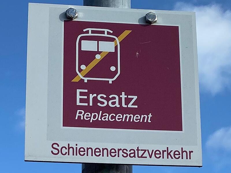 Auch der Schienenersatzverkehr hält nicht alles, was er verspricht. Auch der Schienenersatzverkehr hält nicht alles, was er verspricht. 