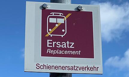 Auch der Schienenersatzverkehr hält nicht alles, was er verspricht. Auch der Schienenersatzverkehr hält nicht alles, was er verspricht. 