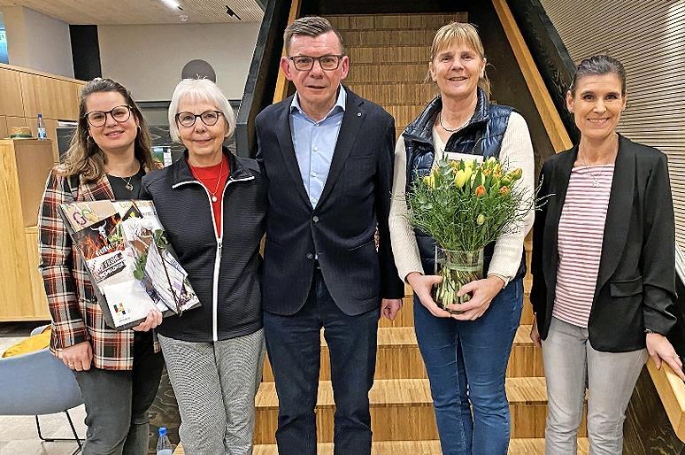 Sie freuen sich bei der Preis&uuml;bergabe (von links) Julia Keidel (VWS), Wilma Bindrum (1. Preis), 1. B&uuml;rgermeister Armin Warmuth, Christine M&auml;nluft (2. Preis) und Daniela Schorn (VWS).