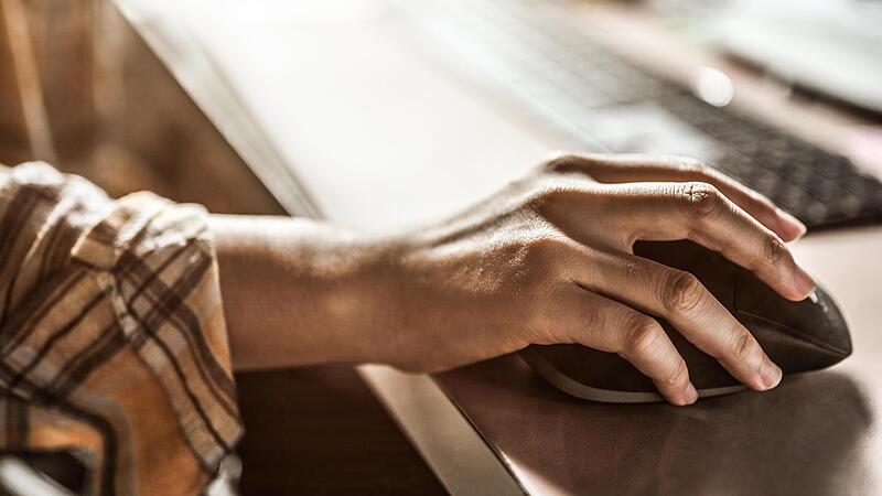 Über diverse Online-Portale hat eine junge Frau Menschen, die finanziell in der Klemme stecken, gefunden und ihnen günstige Kleinkredite versprochen. Dabei ist allerdings nie ein Cent geflossen, außer auf das Konto der Betrügerin.