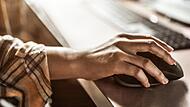 Über diverse Online-Portale hat eine junge Frau Menschen, die finanziell in der Klemme stecken, gefunden und ihnen günstige Kleinkredite versprochen. Dabei ist allerdings nie ein Cent geflossen, außer auf das Konto der Betrügerin.