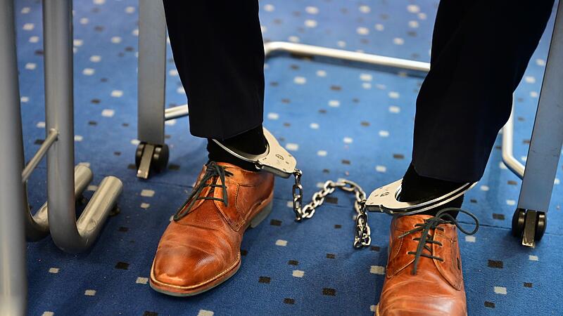 Der Angeklagte sitzt mit gefesselten F&uuml;&szlig;en im Gerichtssaal - damit er nicht fl&uuml;chten kann