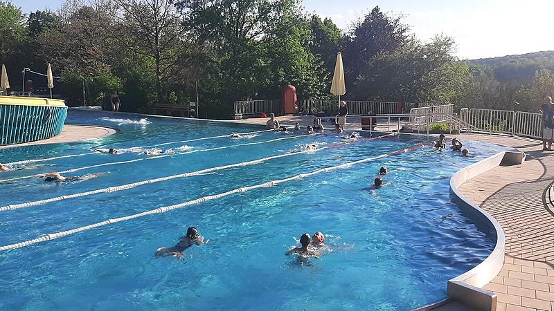 Training der DLRG im Terrassenschwimmbad