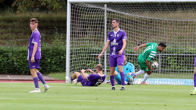 Regensburgs Amir Hedider  (rechts) dreht jubelnd ab, Luca Auer (links) und Marco Schmitt (vorne) sind bedient: Der FC Eintracht Bamberg verspielte gegen die Fortuna einen klaren Vorsprung.