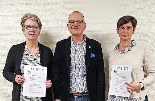 Andrea Wagner (links) und 2. Vorsitzende Silke Weschenfelder geh&ouml;ren seit 40 Jahren dem Akkordeon Orchester Neustadt an. In der Mitte Vorsitzender Hans Werner Pfitzer.