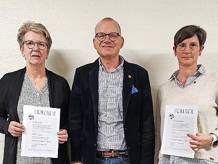 Andrea Wagner (links) und 2. Vorsitzende Silke Weschenfelder geh&ouml;ren seit 40 Jahren dem Akkordeon Orchester Neustadt an. In der Mitte Vorsitzender Hans Werner Pfitzer.