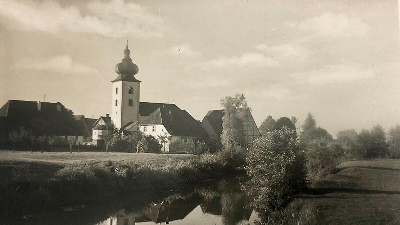 Idyll: Die Aisch flie&szlig;t ruhig  an der Willersdorfer Kirche  vorbei. Alles andere als ruhig war es an einem Februartag im Jahr 1963 als die Jagd nach einem "Jahrhunderthecht" das Dorf in Aufregung versetzte.Forchheim & Fr&auml;nkische Schweiz