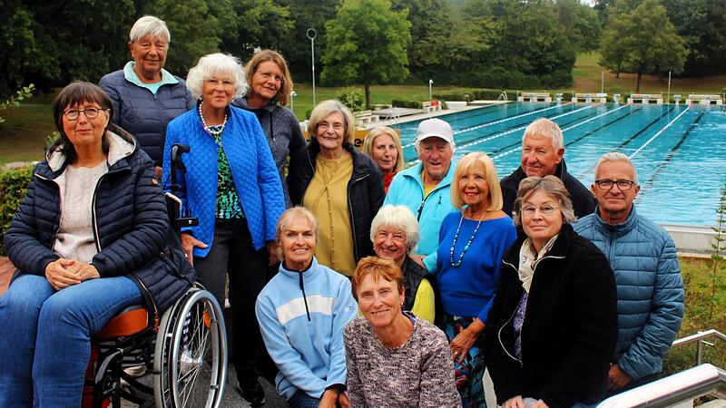 Seit Jahren ziehen diese Schwimmer Bahnen im Wellenbad in H&ouml;chstadt.