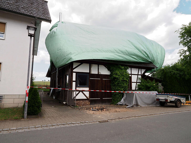 Bieberbach: Starke Windhose deckt mehrere Dächer ab