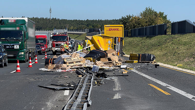 Nach einem Unfall mit einem Lkw ist die A3 bei Erlangen in beide Richtungen gesperrt.