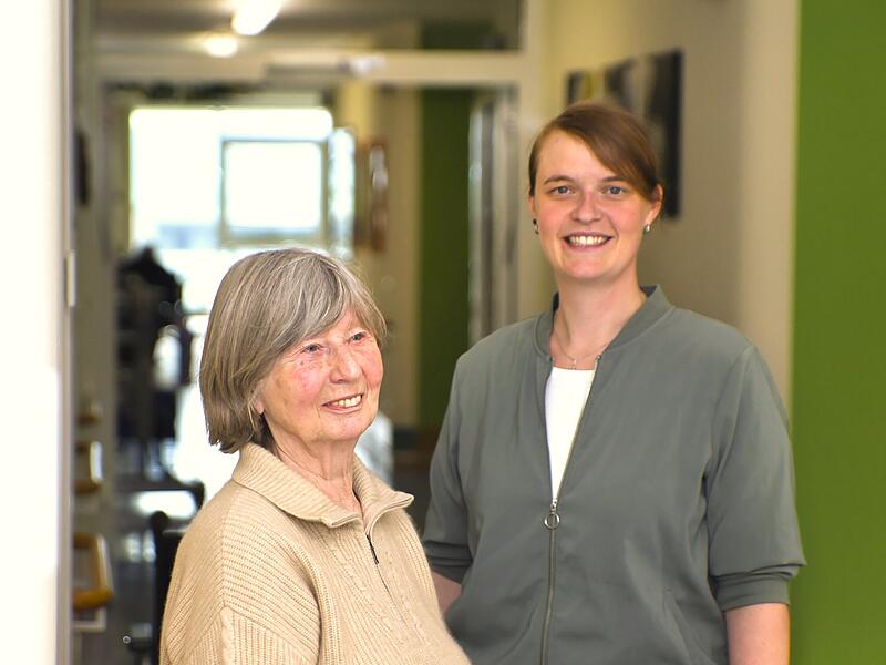 L&auml;sst sich die Pflegeversorgung noch retten; und wenn ja, wie? Die renommierte Pflegewissenschaftlerin Christa Olbrich (81) und die Forchheimer Pflegefachfrau Elena Betz (31) geben Einblicke in den Pflegealltag und wie sie sich die Zukunft der Pflege vorstellen.