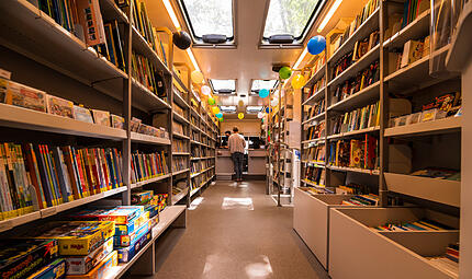 Innenansicht der Fahrbibliothek Erlangen Innenansicht der Fahrbibliothek Erlangen