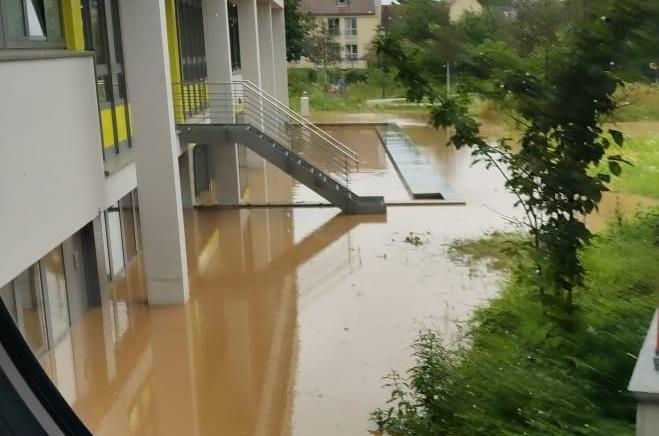 Nach jahrelangen Sanierungs- und Erweiterungsbaumaßnahmen kam im Juli 2021 das Hochwasser an die Dr.-Ernst-Schmidt-Realschule Ebern und zerstörte vieles. Die Außenanlagen waren verwüstet. Doch jetzt haben die Schüler eine tolle Idee, wie sie das G...
