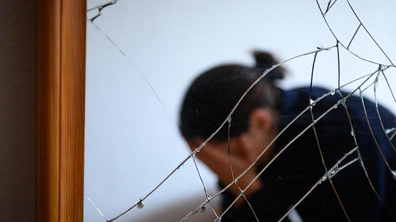 Frauen werden immer häufiger Opfer von häuslicher Gewalt. Die Plätze in den Frauenhäusern reichen bei weitem nicht mehr aus.
