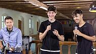 Robin und Philipp (rechts) präsentieren ihr selbst komponiertes Lied.Forchheim & Fränkische Schweiz