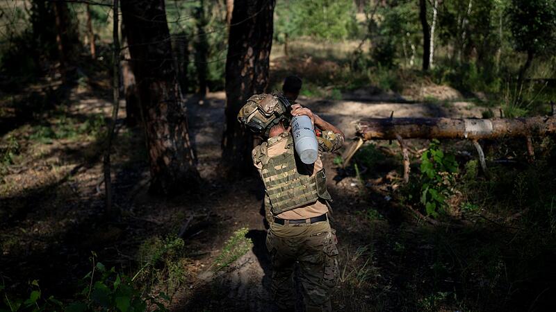 Dem ehemaligen Bundeswehrsoldaten Ben R., der in der Ukraine gekämpft hat, werden schwere Straftaten vorgeworfen. Unser Symbolbild zeigt einen ukrainischen Soldaten an der Frontlinie in Lyman, der in keinem Zusammenhang mit Ben R. steht.