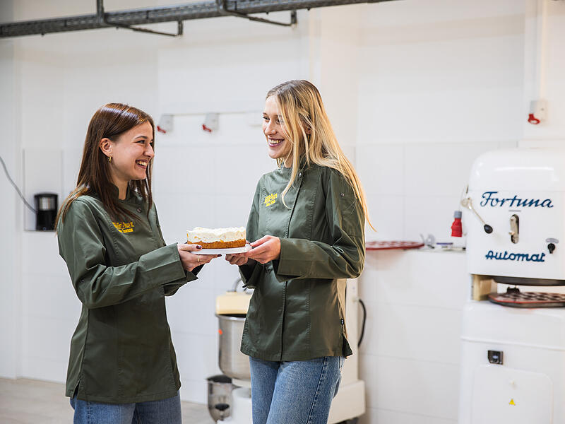 Backstube Butterblume Die Freundinnen Tabea Gründel (rechts) und Lucia Szowtucha werden alle ihre Backwaren traditionell in der eigenen Backstube zubereiten.