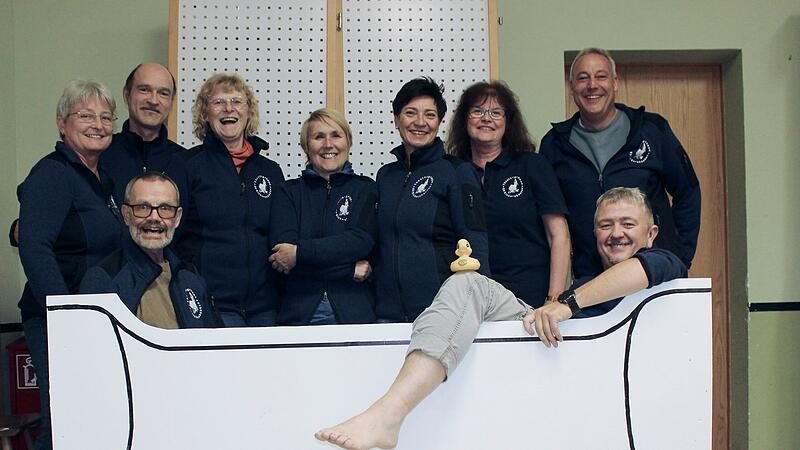 Die Sickershäuser Theaterer freuen sich, nach zwei Jahren Pause, endlich mal wieder Lachsalven auszulösen. Unser Bild zeigt den Großteil der Crew mit (von links) Gabi Dappert, Lutz Heyne, Marietta Kallfaß, Margret Straßberger, Gudrun Sagol, Sylvia Borawski, Andreas Heinkel sowie (vorn) Walter Gust und Oliver Rauber. Die übrigen Schauspieler waren zum Zeitpunkt der Aufnahme gerade untergetaucht. Die Sickershäuser Theaterer freuen sich, nach zwei Jahren Pause, endlich mal wieder Lachsalven auszulösen. Unser Bild zeigt den Großteil der Crew mit (von links) Gabi Dappert, Lutz Heyne, Marietta Kallfaß, Margret Straßberger, Gudrun Sagol, Sylvia Borawski, Andreas Heinkel sowie (vorn) Walter Gust und Oliver Rauber. Die übrigen Schauspieler waren zum Zeitpunkt der Aufnahme gerade untergetaucht.