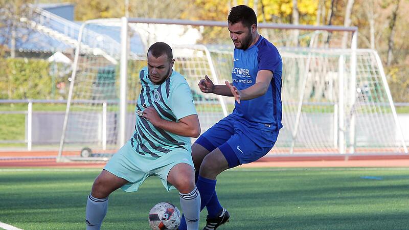 Markus Roppelt (l.) hatte den FC Baunach gegen den SV Walsdorf und Markus Hofst&auml;tter mit 1:0 in F&uuml;hrung gebracht, am Ende standen ein 3:0-Sieg und drei wichtige Punkte im Kreisliga-Abstiegskampf.