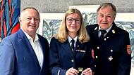 Natascha Below aus Burkardroth/ Wollbach ist die erste Kreisbrandmeisterin im Landkreis Bad Kissingen Es gratulieren Landrat Thomas Bold (links) und Kreisbrandrat Benno Metz.