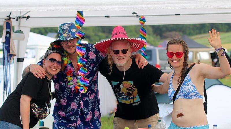 Wiedersehen auf dem „Ab geht die Lutzi“-Festival (von links): Jule Dümler, Bernhard Kreft, Moritz Muthwill und Marlies Lünsmann trafen sich, um auf alte Zeiten anzustoßen. Wiedersehen auf dem „Ab geht die Lutzi“-Festival (von links): Jule Dümler, Bernhard Kreft, Moritz Muthwill und Marlies Lünsmann trafen sich, um auf alte Zeiten anzustoßen.