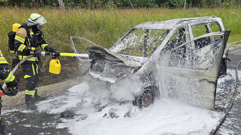 Löscharbeiten an dem ausgebrannten Auto an der A3