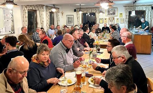 Blick in den vollen Saal des Aischer Fischerheimes. Blick in den vollen Saal des Aischer Fischerheimes.