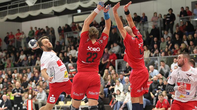 Einen schweren Stand hatte Michael Panfil (am Ball) vom HSC Bad Neustadt gegen den Abwehrblock des TSV Lohr (links Franziskus Gerr, rechts Lukas Horky).