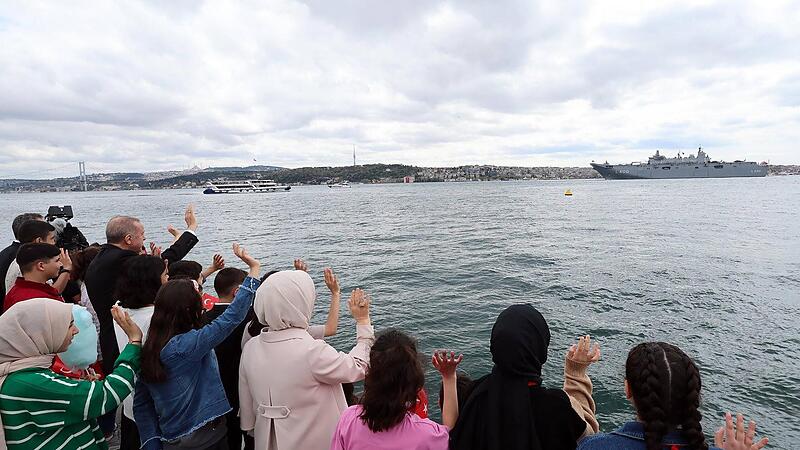 Der türkische Staatspräsident Recep Tayyip Erdogan (links) winkt dem neuen Stolz der türkischen Kriegsmarine zu, der „TCG Anadolu“.