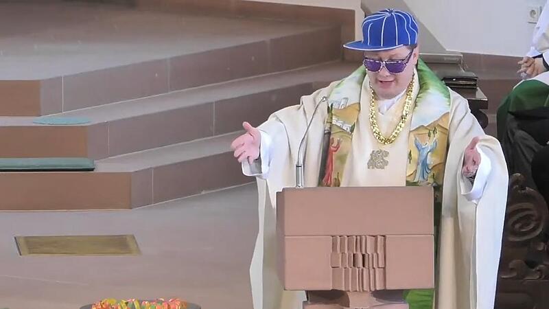 Thomas Eschenbacher, Pfarrer aus Hammelburg, rappt die Faschingspredigt. Thomas Eschenbacher, Pfarrer aus Hammelburg, rappt die Faschingspredigt.
