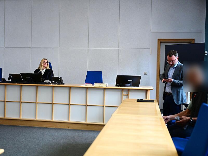 Amtsgericht Bamberg Lastenrad Sicherheitswacht Skateboard Strafrichterin Julia Schmidt, Rechtsanwalt Alexander Wessel aus Bamberg und der Angeklagte