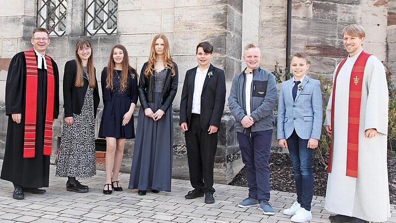 Zum ersten Mal das heilige Abendmahl empfingen in Kronach Marceline B&auml;r, Lilly W&uuml;nsch, Mathayus B&auml;r, Bastian Wich-Knoten und Christian K&ouml;hler.