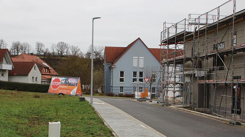 Ein ganz neues Quartier entsteht an der Bamberger Straße in Schlüsselfeld: Der Neubau für eine Tagespflege der Diakonie steht bereits im Rohbau (r.). Auf dem freien Gelände gegenüber sollen Seniorenwohnungen und eine Arztpraxis entstehen. Im blaue...