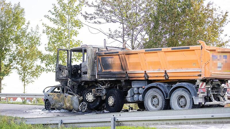 B2: Wagen kollidiert mit Lastwagen und geht in Flammen auf