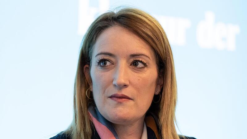 U-Parlamentspräsidentin Roberta Metsola will als Konsequenz aus dem Korruptionsskandal in der Abgeordnetenkammer die Transparenzregeln verschärfen. Außerdem soll ein 14-Punkte-Plan helfen, „das angeschlagene Vertrauen der Bürger“ wiederherzustellen. U-Parlamentspräsidentin Roberta Metsola will als Konsequenz aus dem Korruptionsskandal in der Abgeordnetenkammer die Transparenzregeln verschärfen. Außerdem soll ein 14-Punkte-Plan helfen, „das angeschlagene Vertrauen der Bürger“ wiederherzustellen.