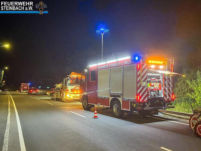 Feuerwehr und Rettungsdienste waren im Einsatz.Unfall im Steinbach am Wald endete mit hohem Schaden.